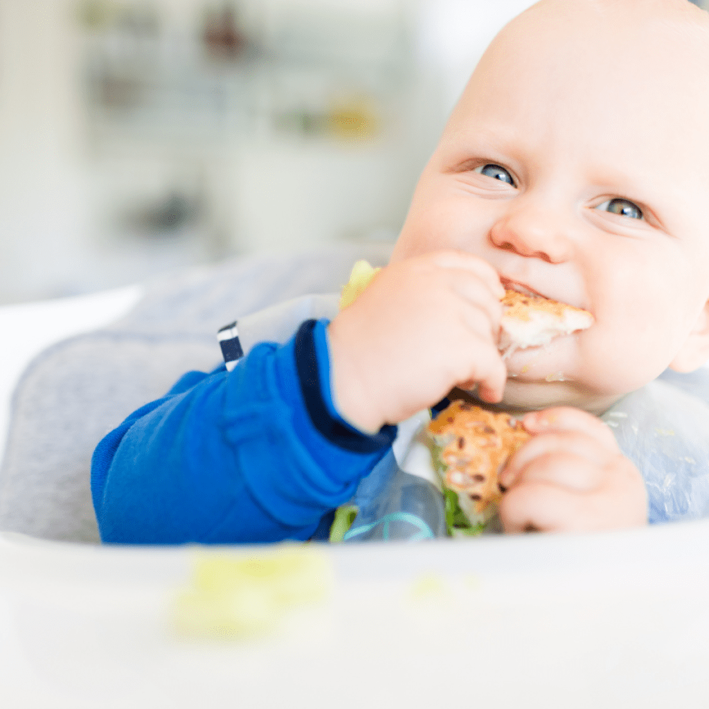 bebe-comiendo-pescado