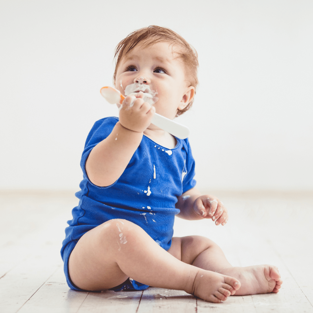 bebe-comiendo-yogur-apto