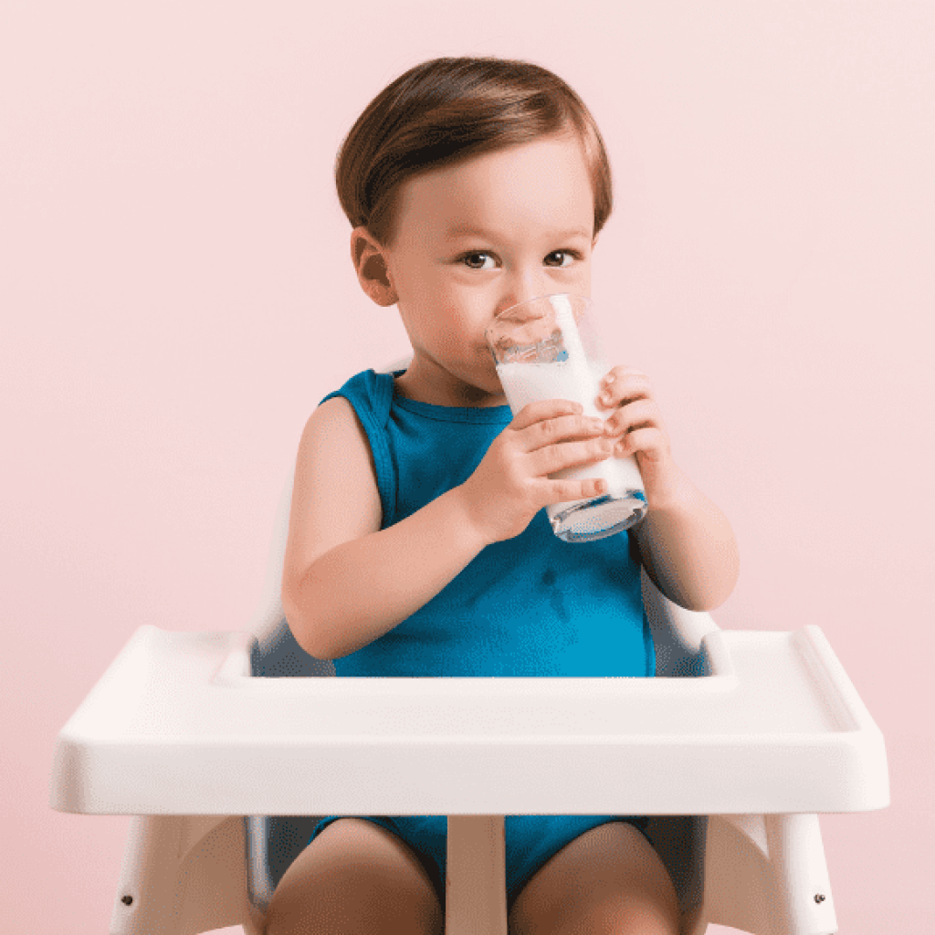 bebe-bebiendo-leche-vaso